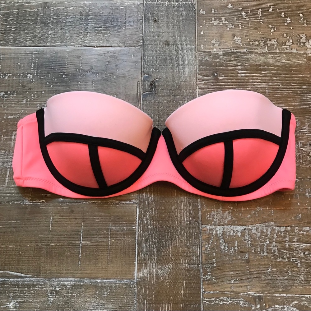 MAKE AN OFFER Victoria’s Secret Geometric Swim Top